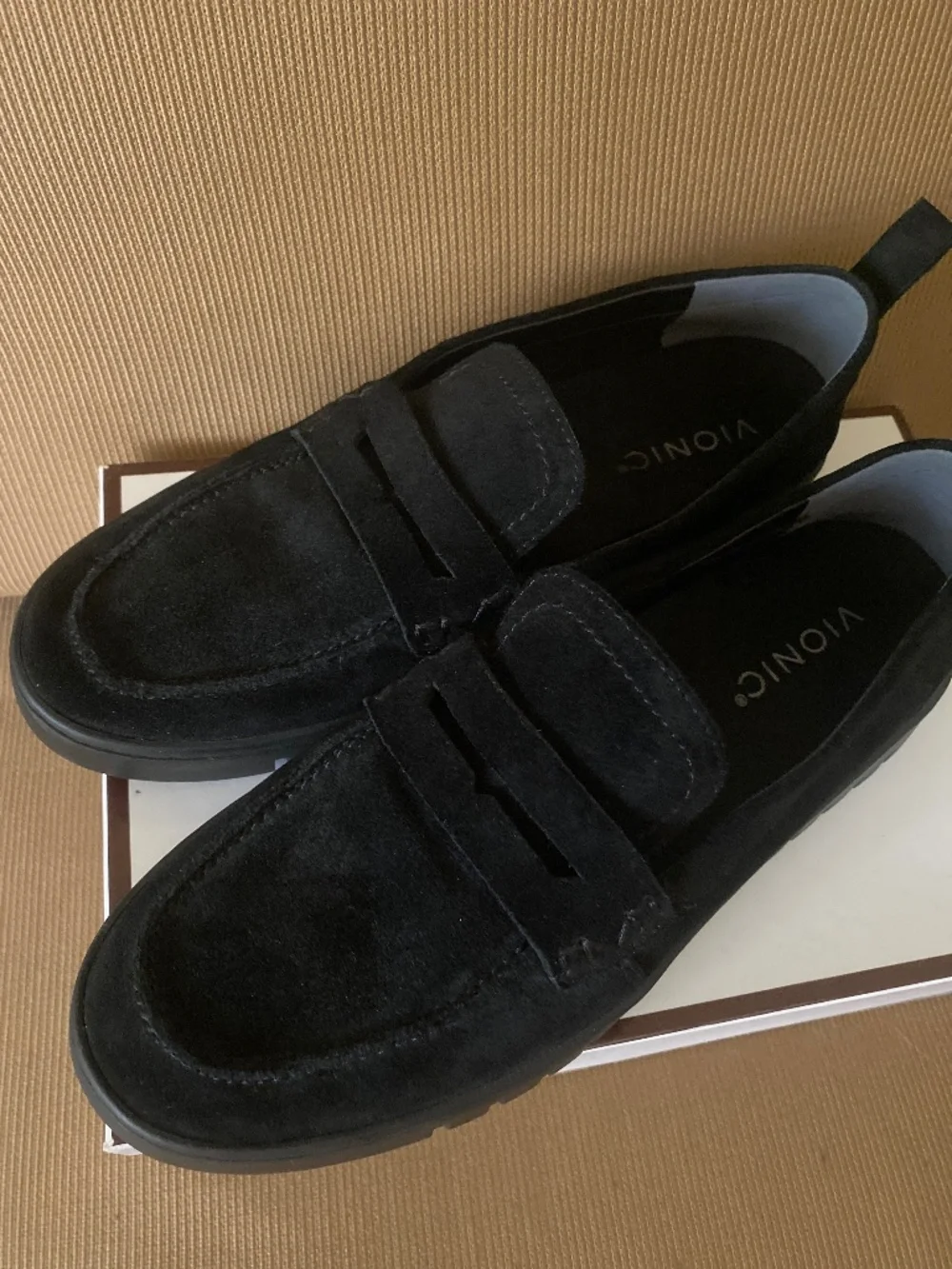 Vionic Suede Loafer. Like New 8 - Picture 3 of 6